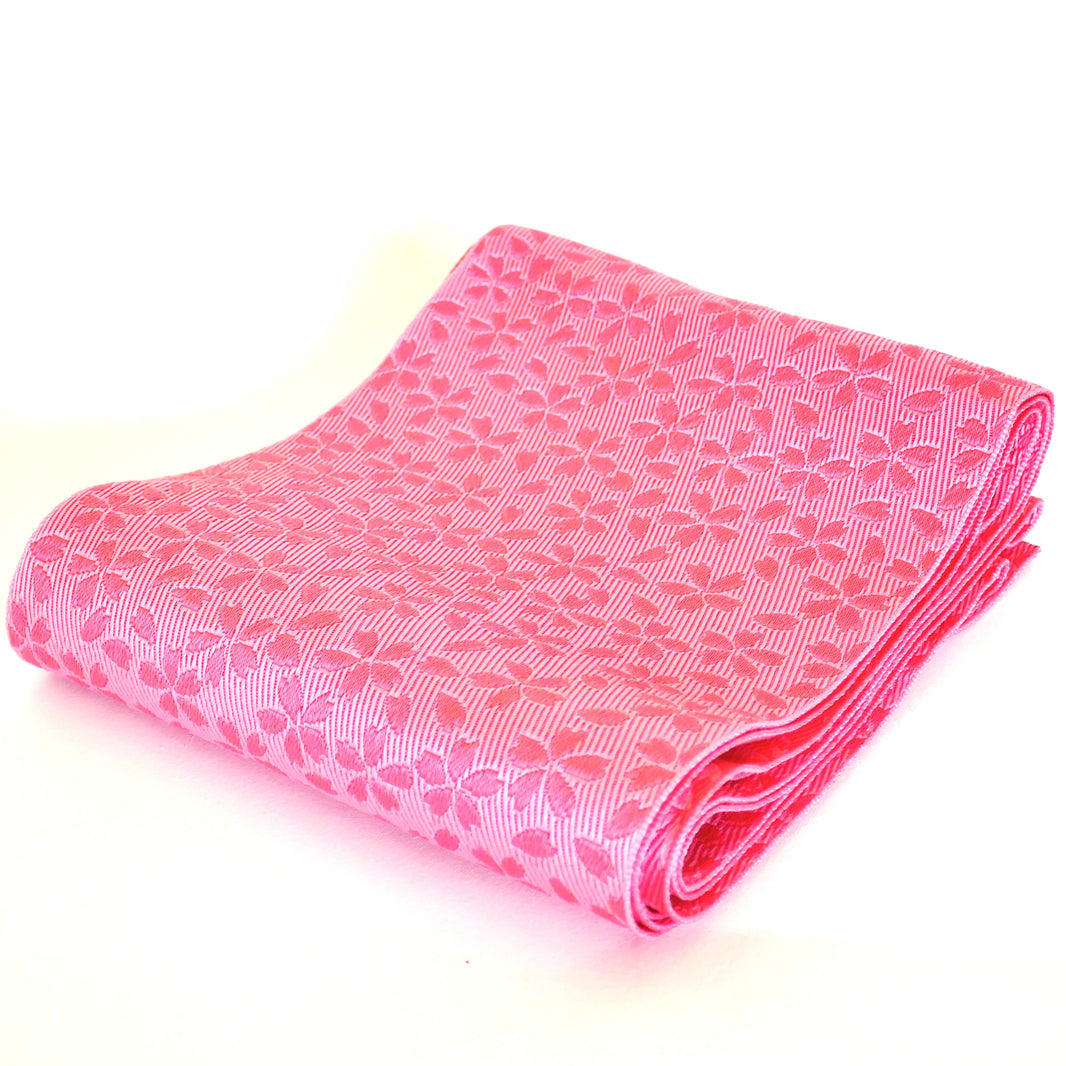 Vue en perspective d’un obi hanhaba rose à motif floral japonais
