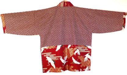  Vue de dos complète du haori Akane Tsuru, haut en seigaiha rouge, bas contrasté avec tissu japonais à motifs de grues dorées.