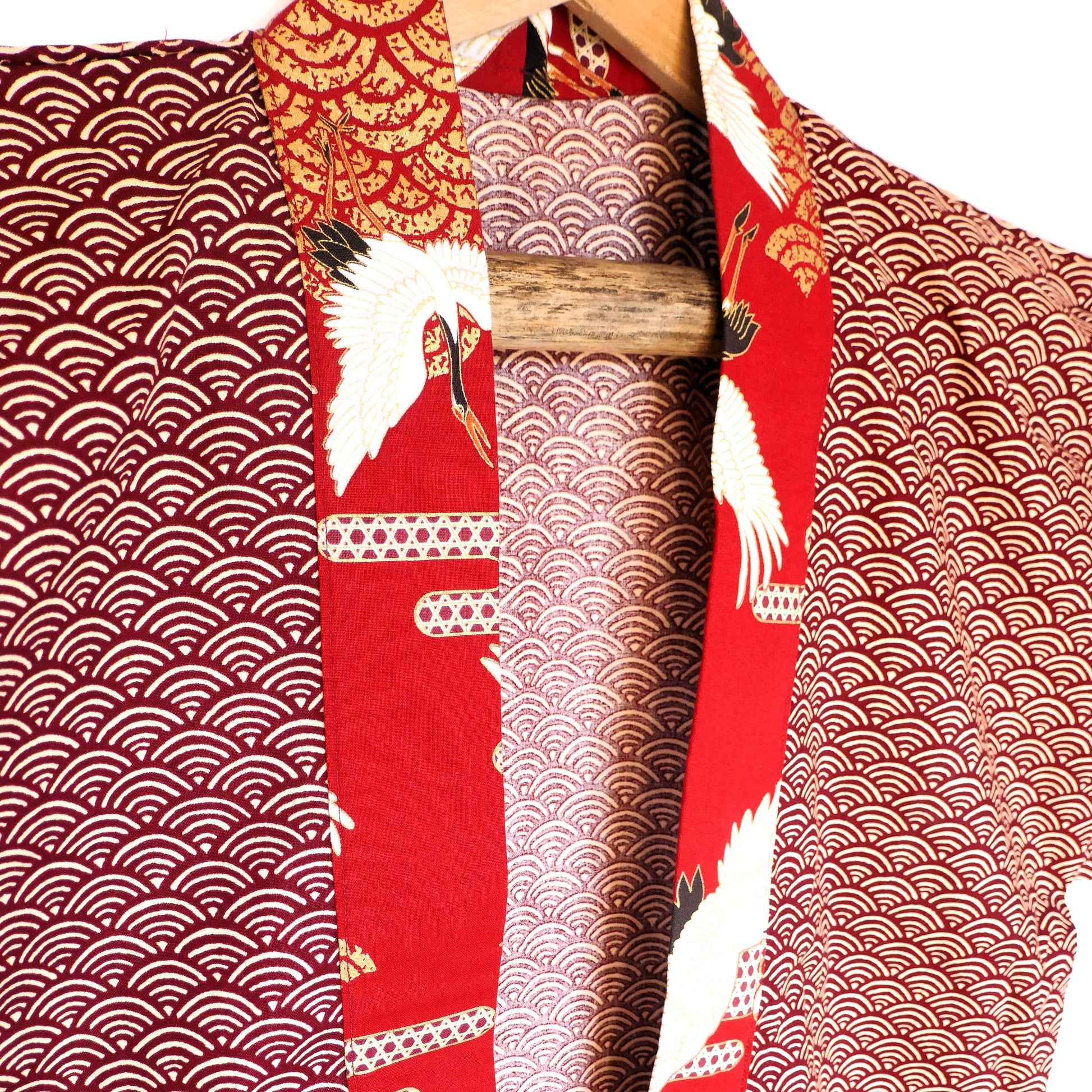  Zoom sur le col du haori Akane Tsuru, détail sur les motifs dorés nuageux et l’élégance du tissu japonais.