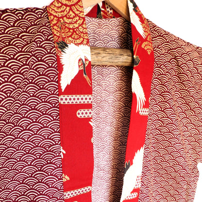  Zoom sur le col du haori Akane Tsuru, détail sur les motifs dorés nuageux et l’élégance du tissu japonais.
