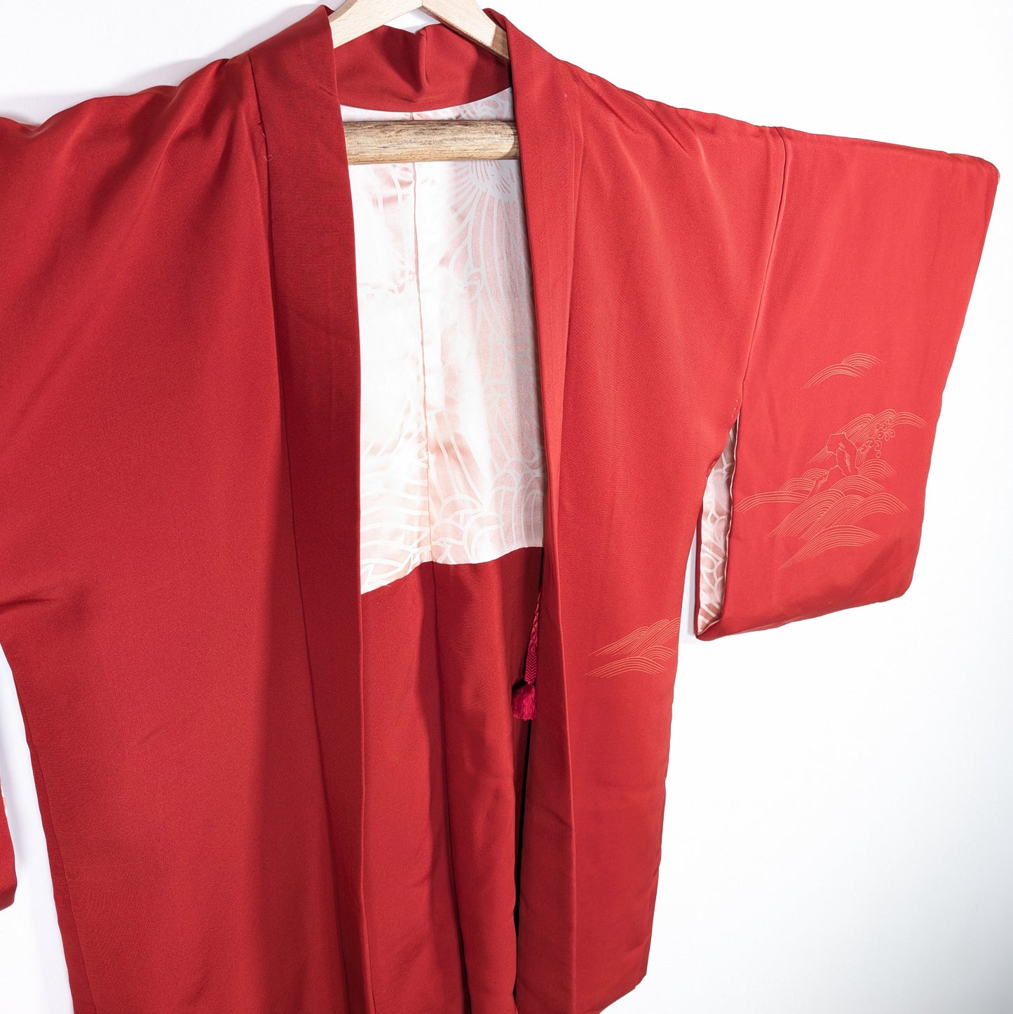Haori ancien en soie habutae rouge profond, veste japonaise élégante au style minimaliste