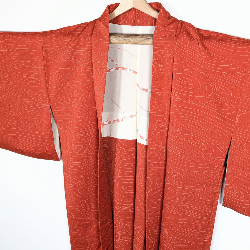 Haori authentique japonais en crêpe de soie orange, manches larges traditionnelles et motif d’eau abstrait