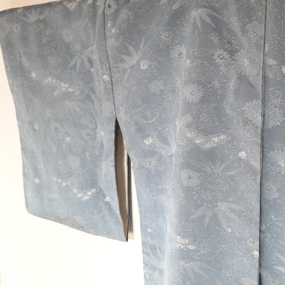 Manches du haori en soie bleu ciel, décorées de feuillage japonais dont des feuilles de bambou tissées.