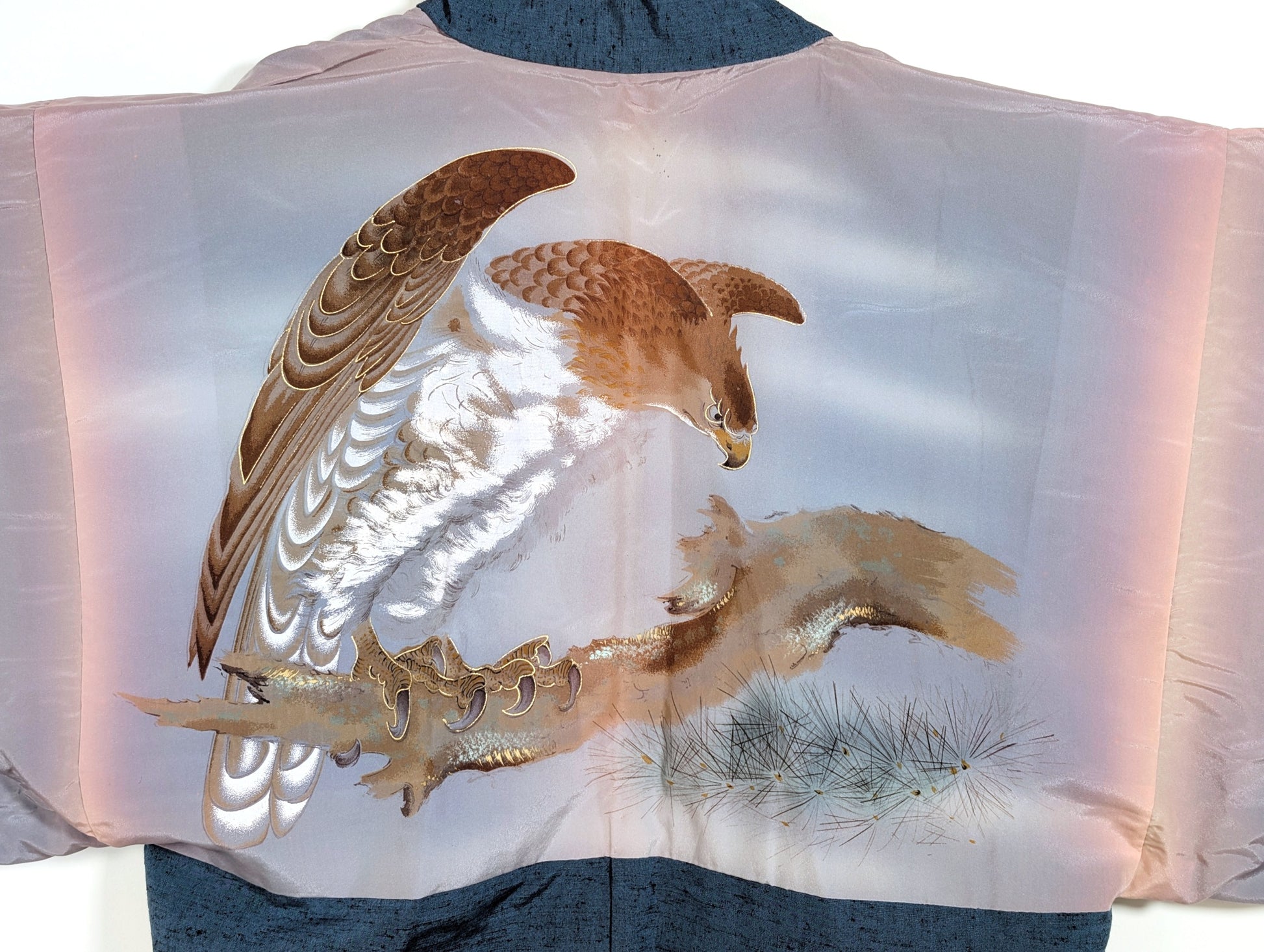 Doublure de haori japonais époque Showa avec aigle décoré selon la technique yuzen