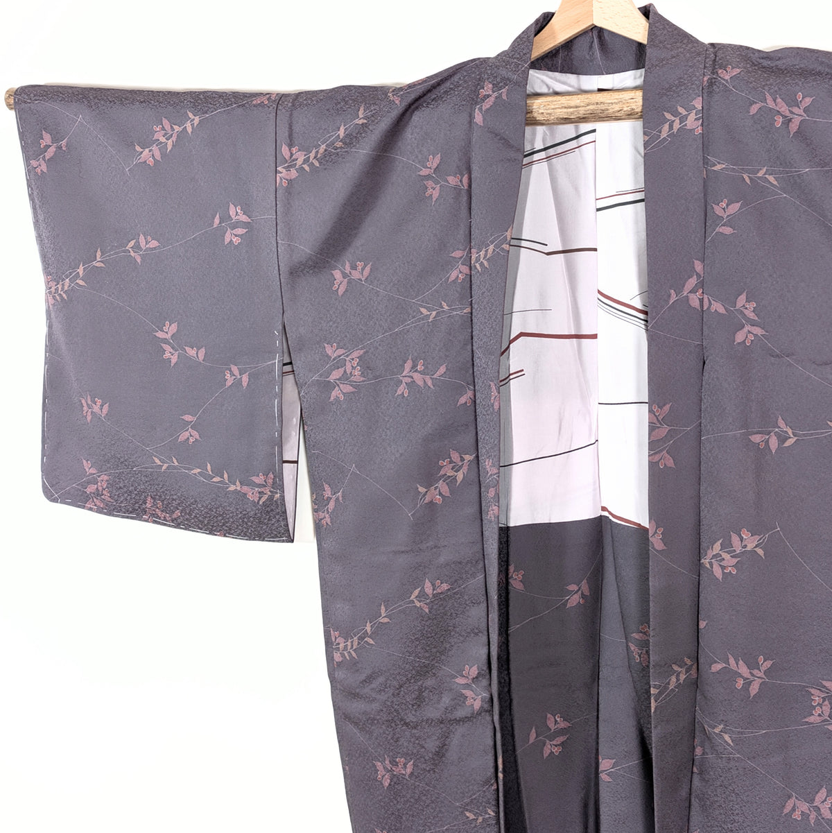 Haori femme en soie japonaise violet grisé avec rameaux de nanten et larges manches traditionnelles