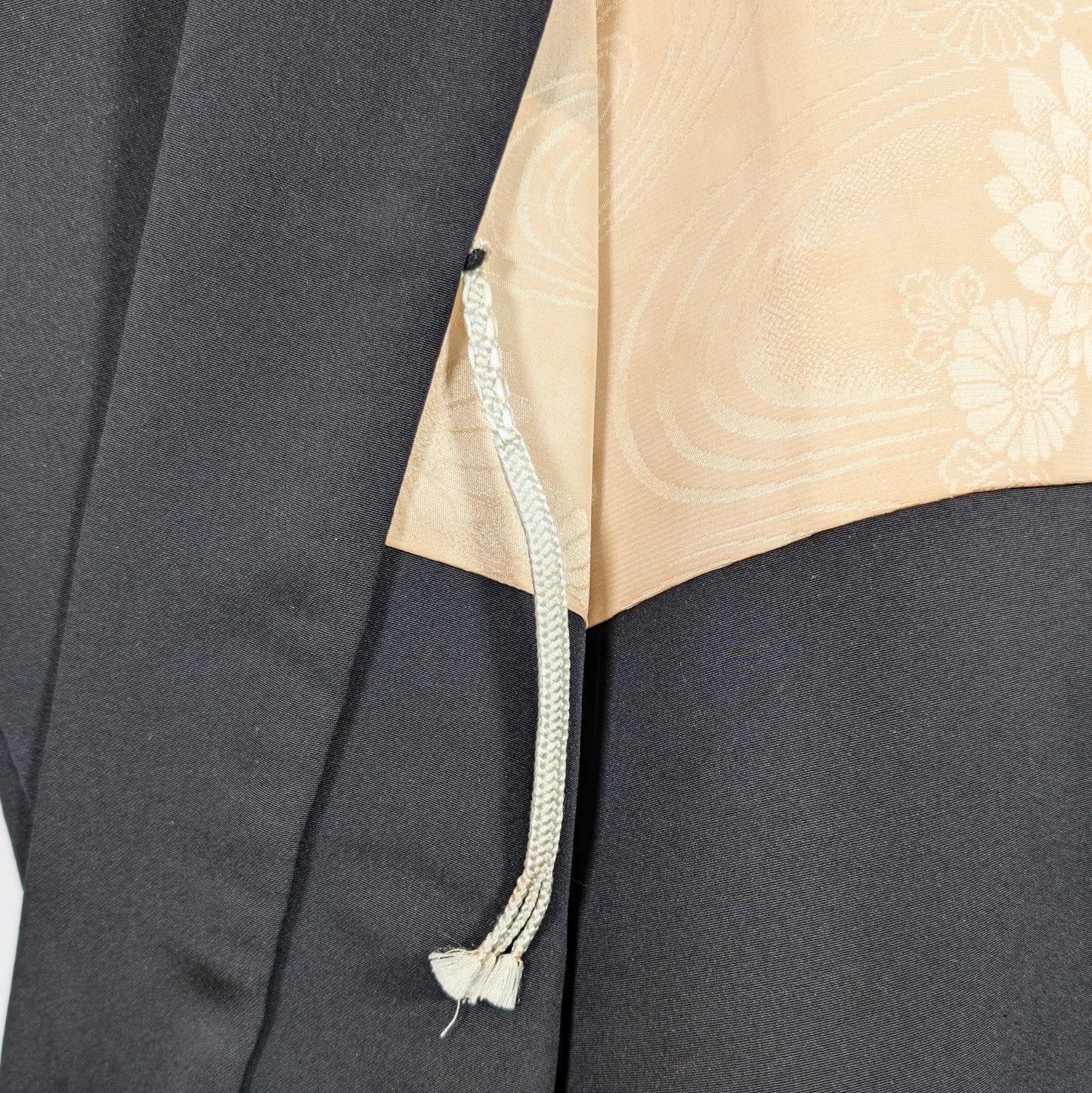 Himo assorti offert sur haori femme vintage en soie, avec doublure ivoire à motif ryūsui et coupe ample japonaise.