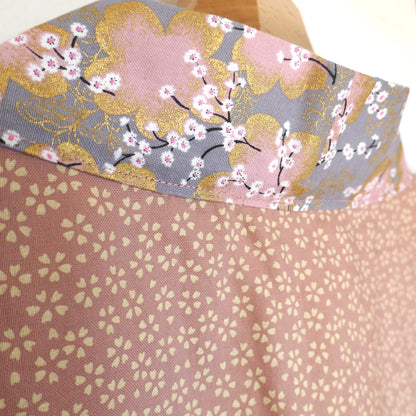  Détail du col du haori Hanami, tissu contrasté à sakura rose et doré, finition artisanale