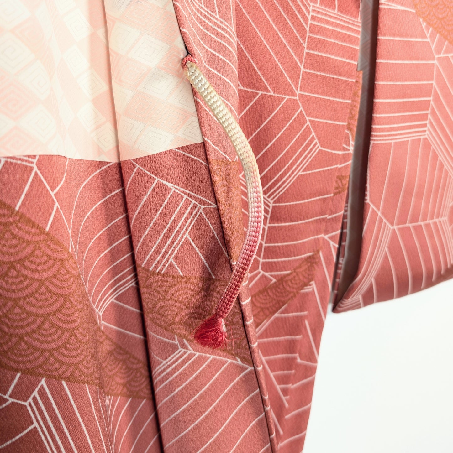 Détail du cordon himo d’un haori japonais en soie rose terracotta avec attache traditionnelle
