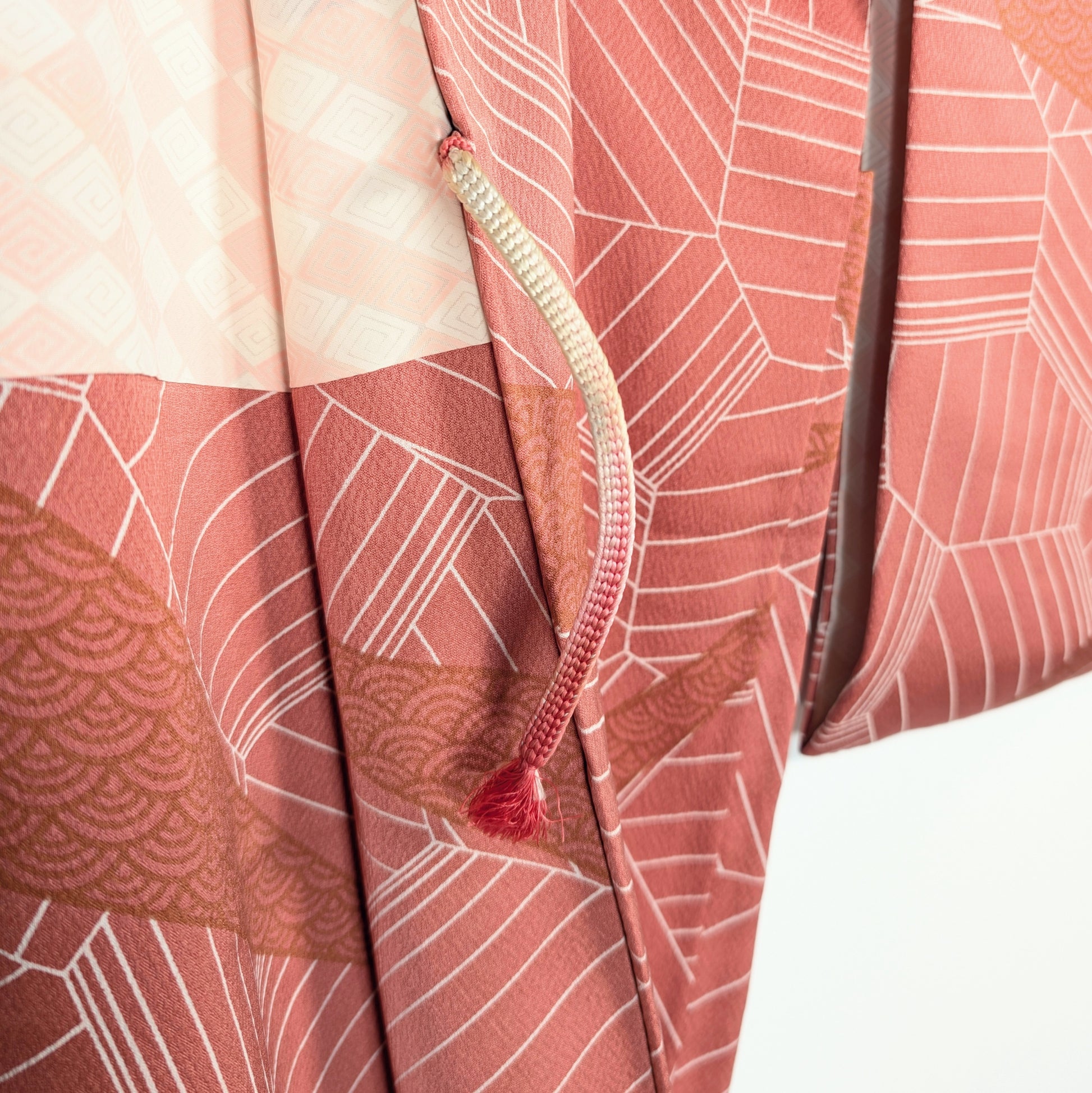 Détail du cordon himo d’un haori japonais en soie rose terracotta avec attache traditionnelle