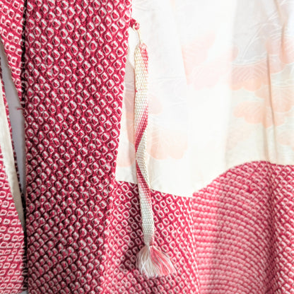 Haori himo traditionnel en soie attaché à une veste kimono shibori rouge, détail authentique du Japon