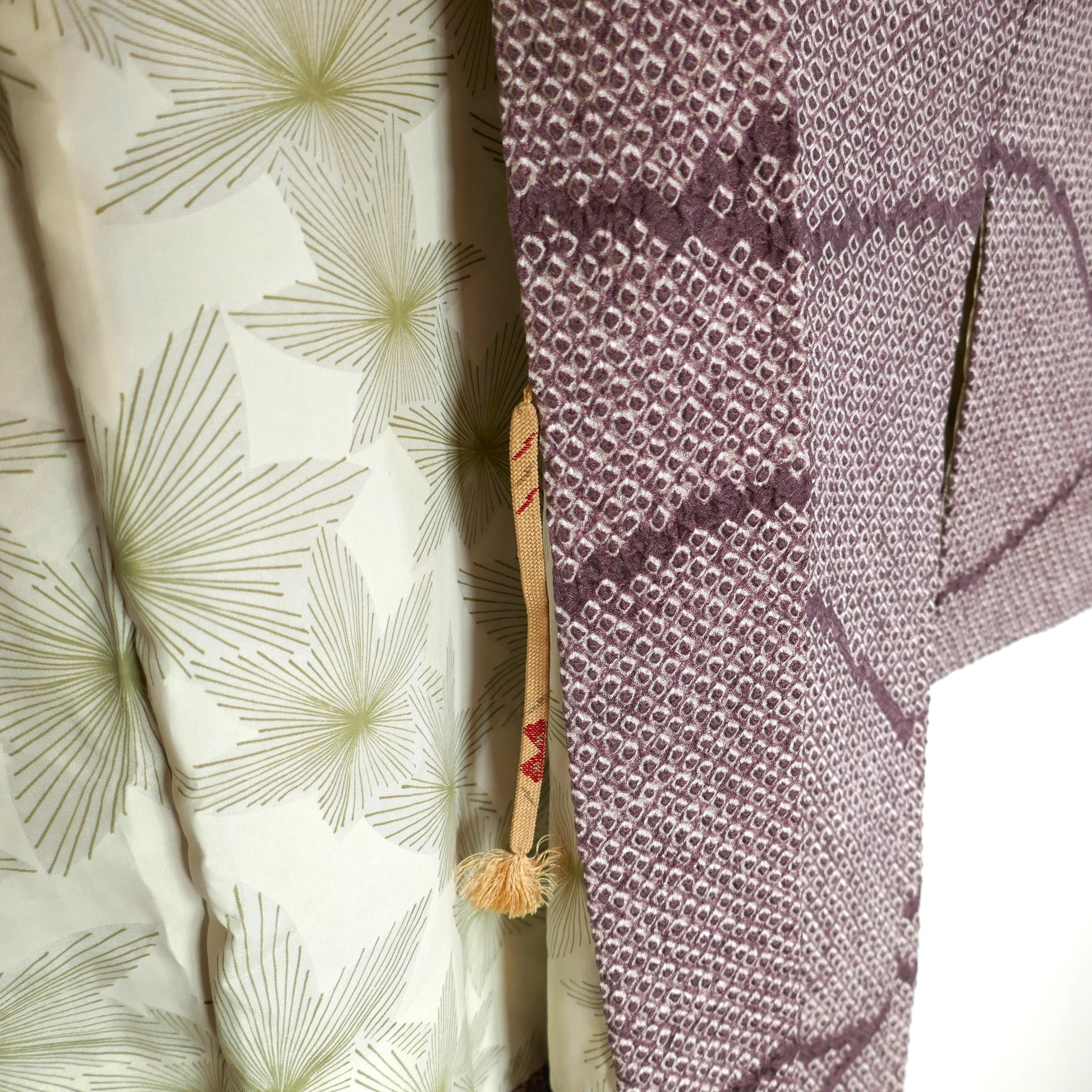 haori himo et doublure momiji d’un haori vintage japonais, détail de confection traditionnelle