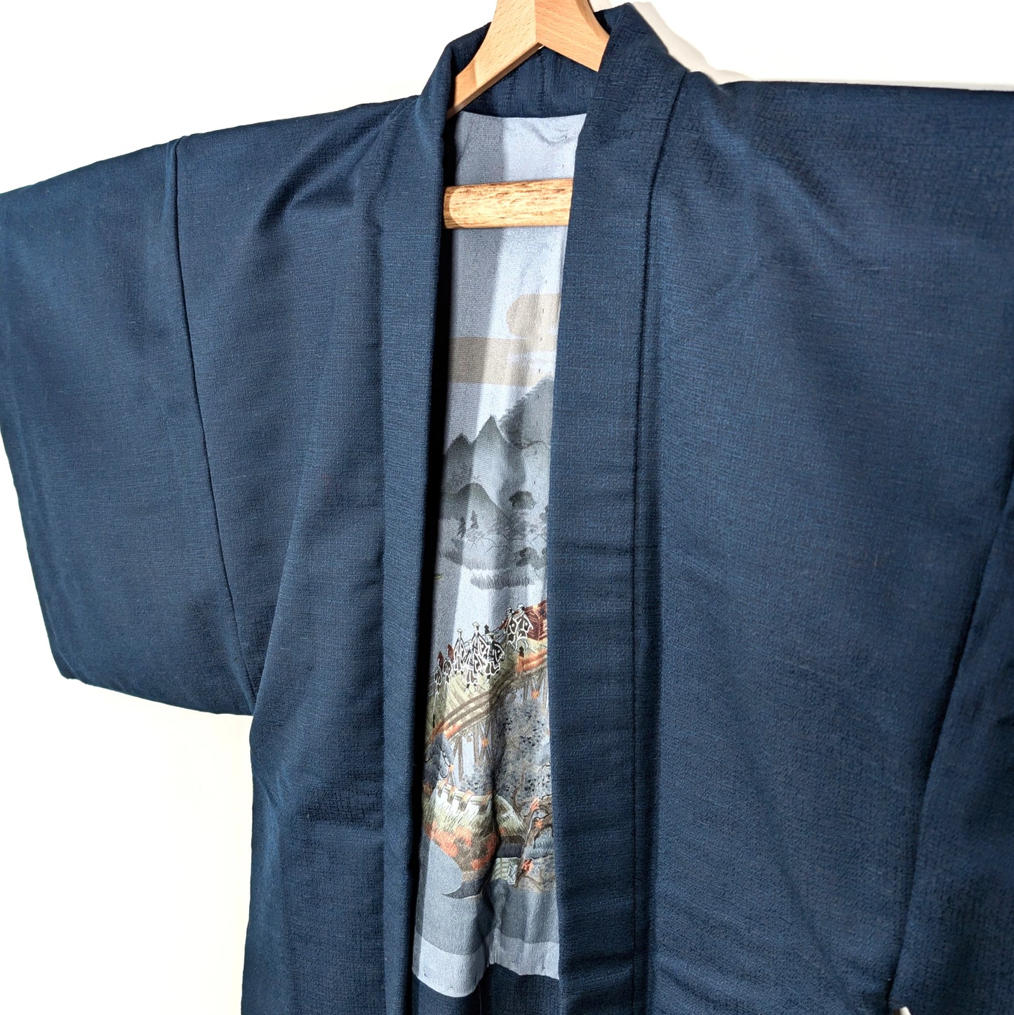 Veste kimono haori japonaise homme bleu marine, coupe traditionnelle, col droit et intérieur décoré d’une scène japonaise ancienne de style ukiyo-e