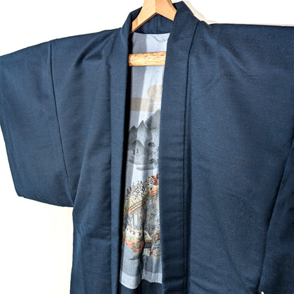 Veste kimono haori japonaise homme bleu marine, coupe traditionnelle, col droit et intérieur décoré d’une scène japonaise ancienne de style ukiyo-e