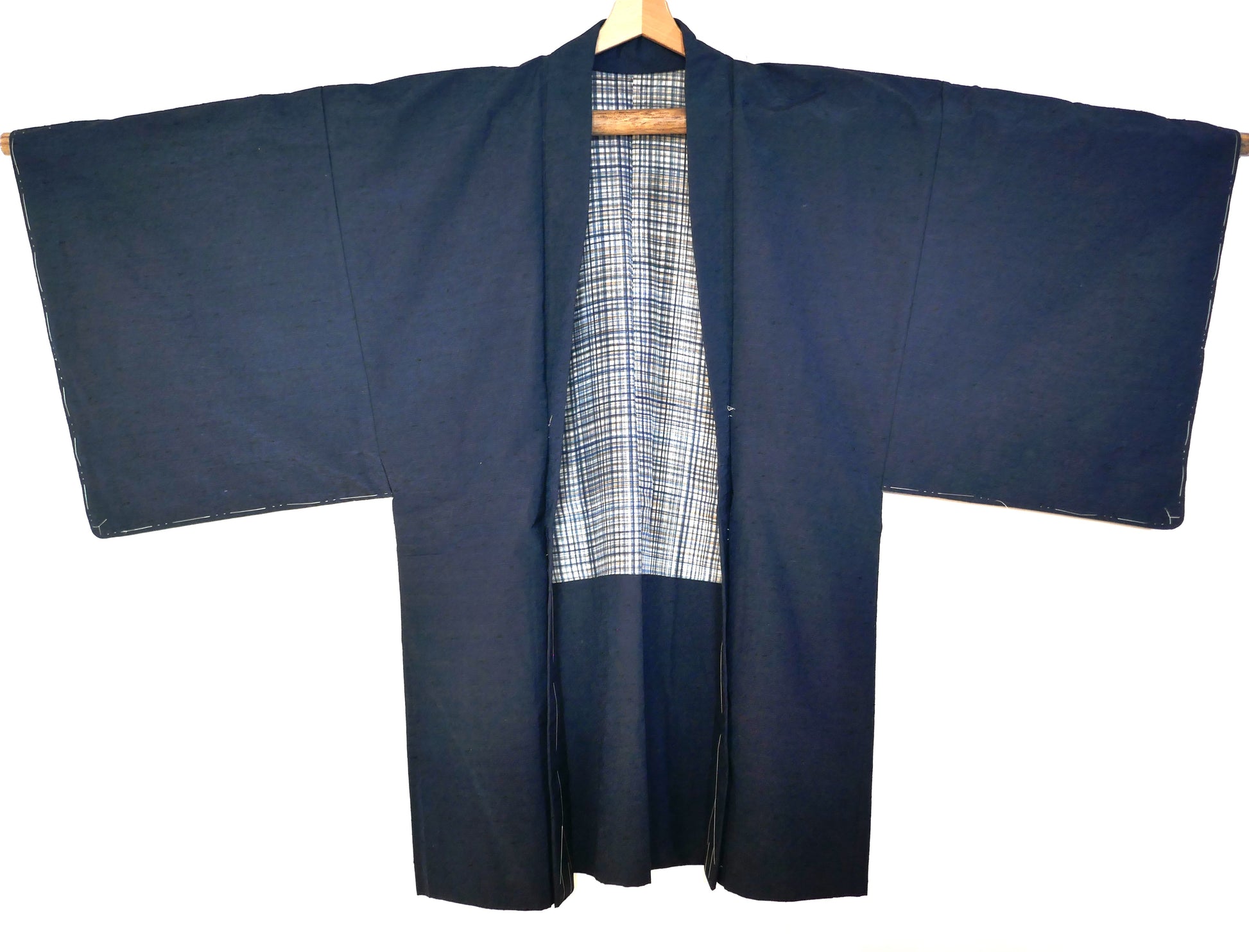 Haori traditionnel japonais pour homme en soie bleu indigo, vue de face