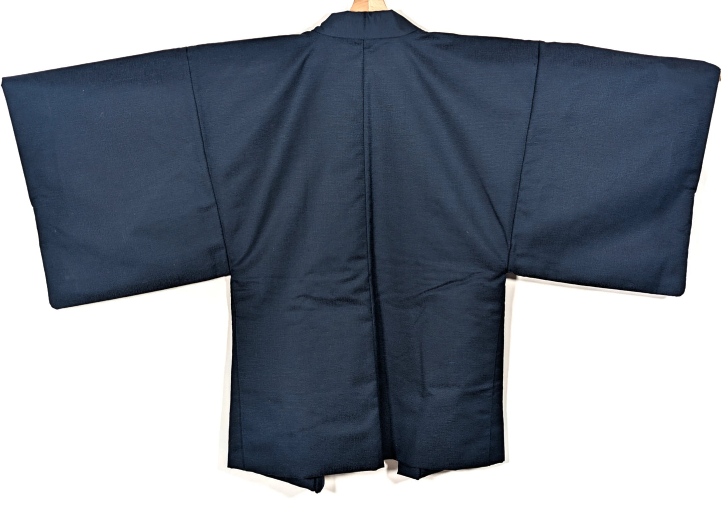 Vue dos d’un haori japonais pour homme bleu marine, veste traditionnelle japonaise sobre et élégante