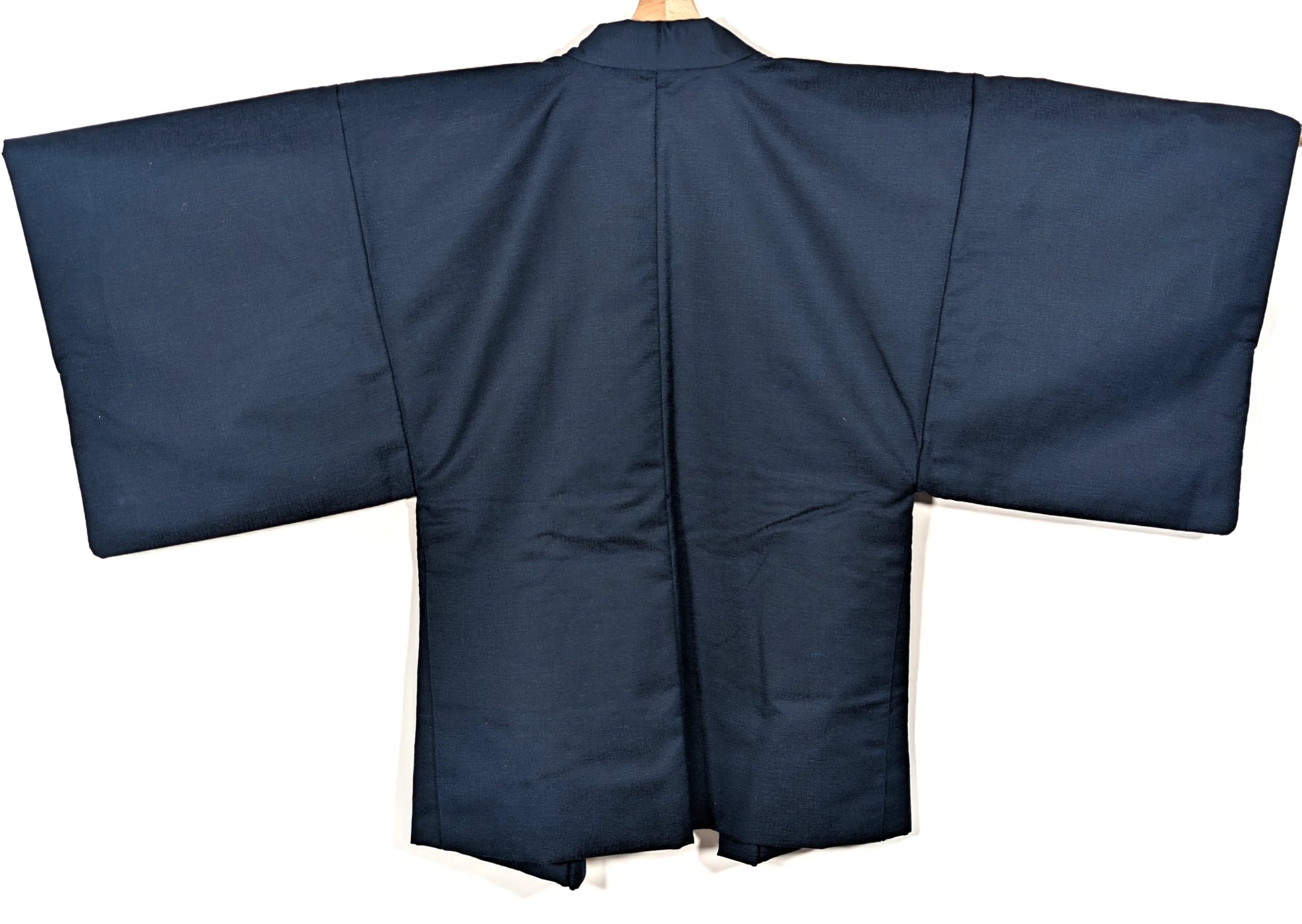 Vue dos d’un haori japonais pour homme bleu marine, veste traditionnelle japonaise sobre et élégante