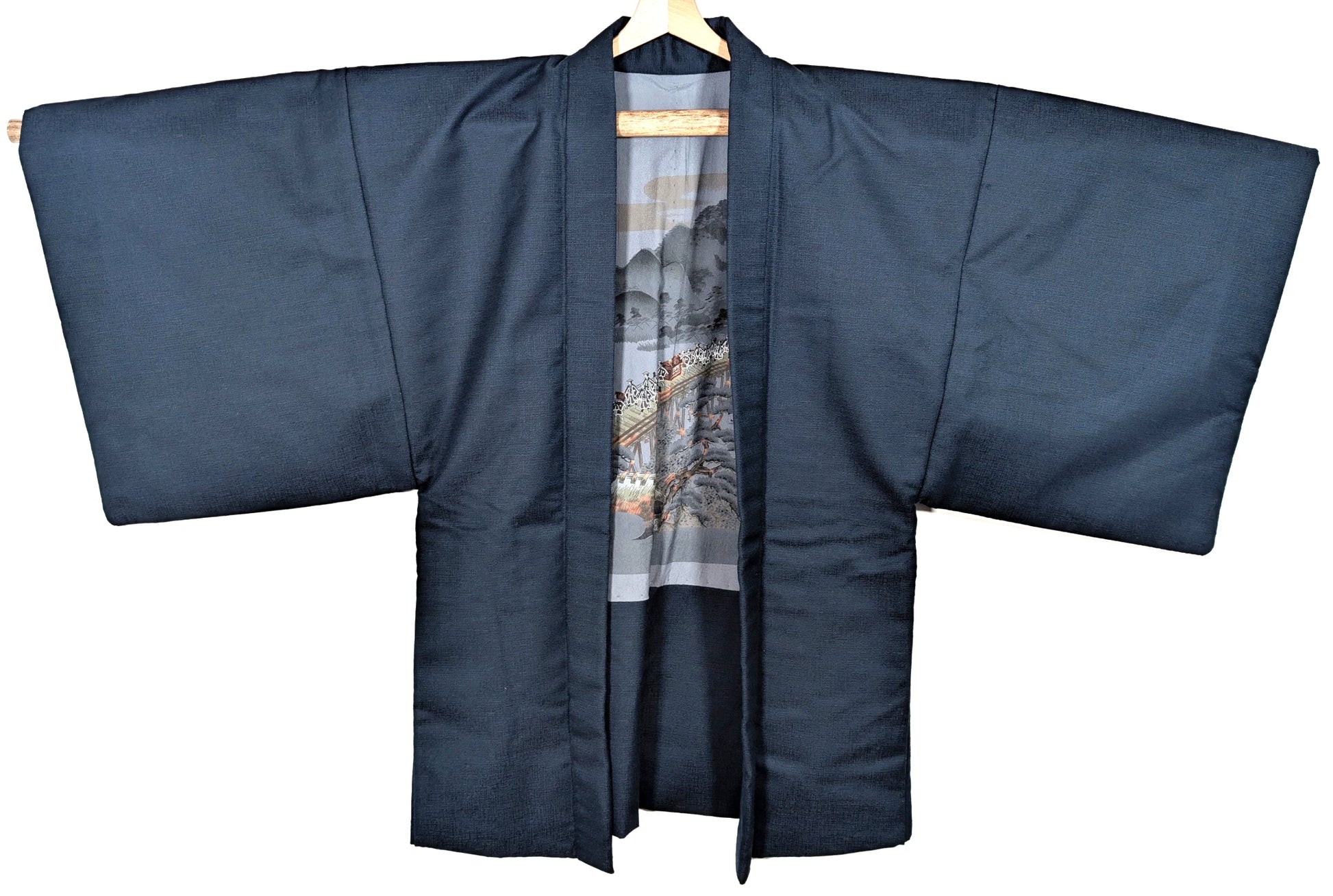 Haori kimono japonais homme bleu marine, vue complète, coupe traditionnelle avec doublure illustrée d’un paysage japonais ancien
