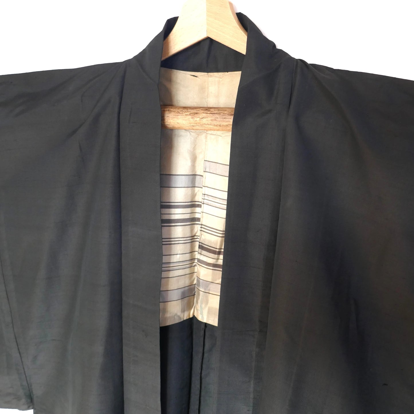 Haori homme noir en soie avec doublure rayée traditionnelle, veste kimono japonaise