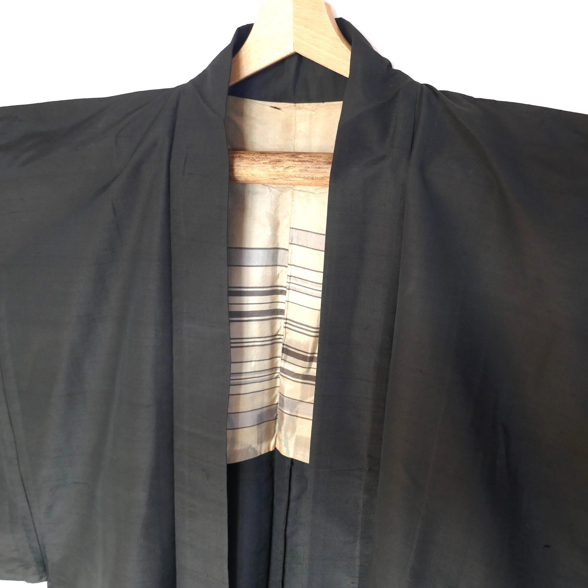 Haori homme noir en soie avec doublure rayée traditionnelle, veste kimono japonaise