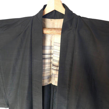 Haori homme noir en soie avec doublure rayée traditionnelle, veste kimono japonaise