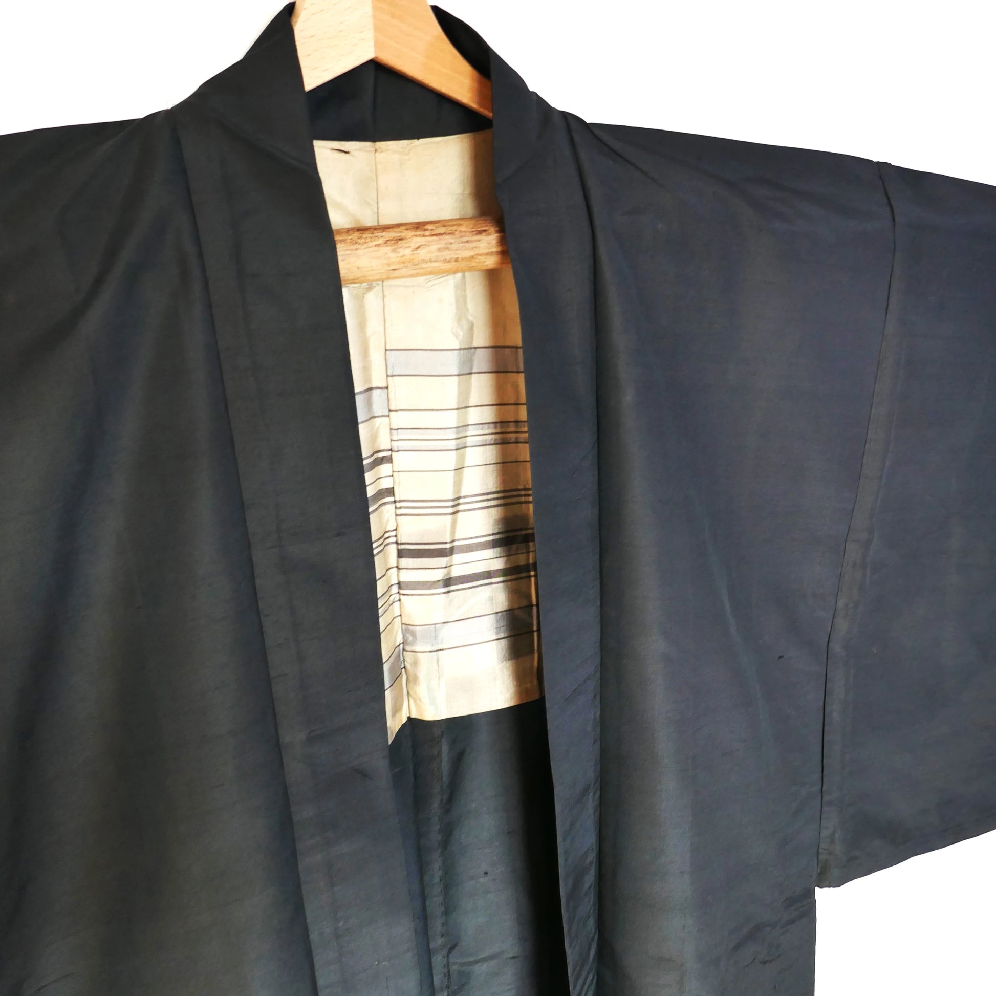 Haori japonais homme en soie noire, vue avant montrant l’ouverture et la doublure