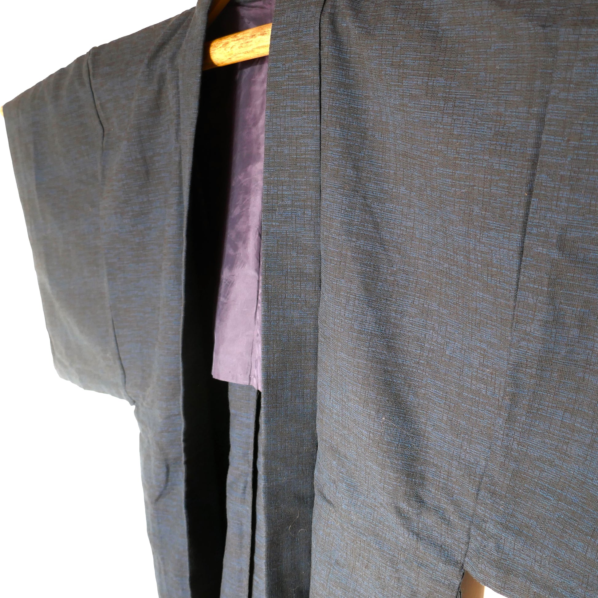 Détail du col du haori homme en laine bleu marine avec doublure violette.