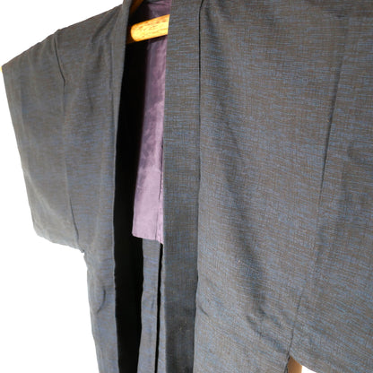 Détail du col du haori homme en laine bleu marine avec doublure violette.