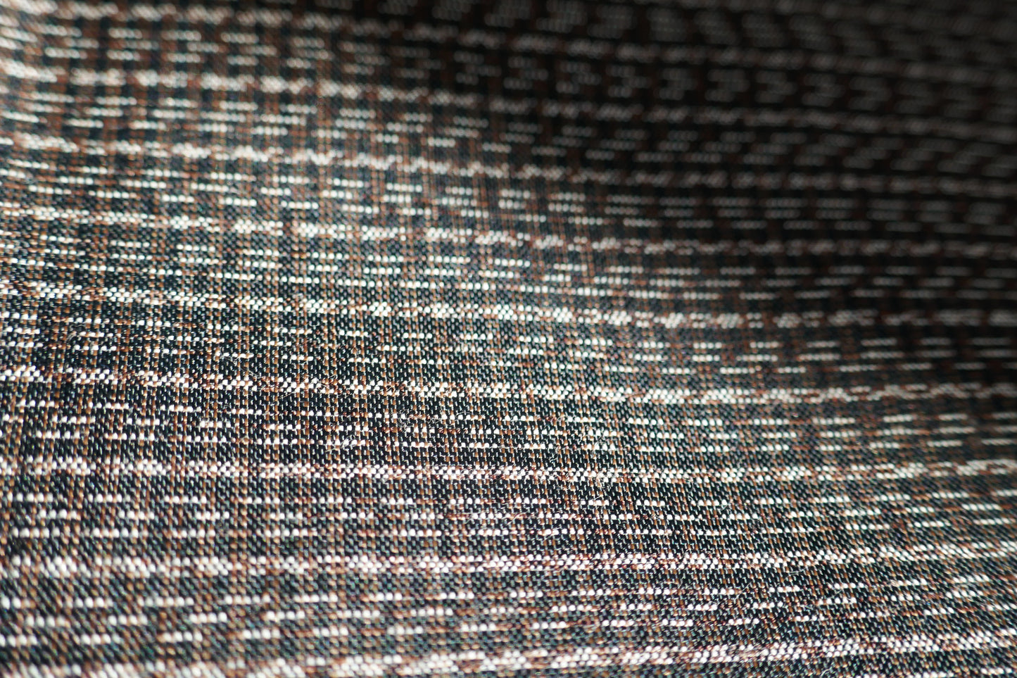 Gros plan sur le tissu extérieur en laine d’un haori homme japonais – motif discret