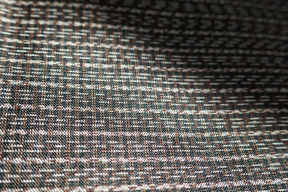 Gros plan sur le tissu extérieur en laine d’un haori homme japonais – motif discret