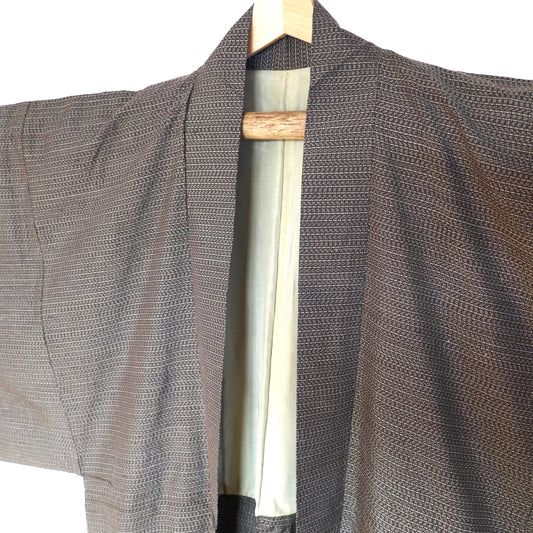 Haori homme japonais vu de face – détail de l’encolure et de la texture