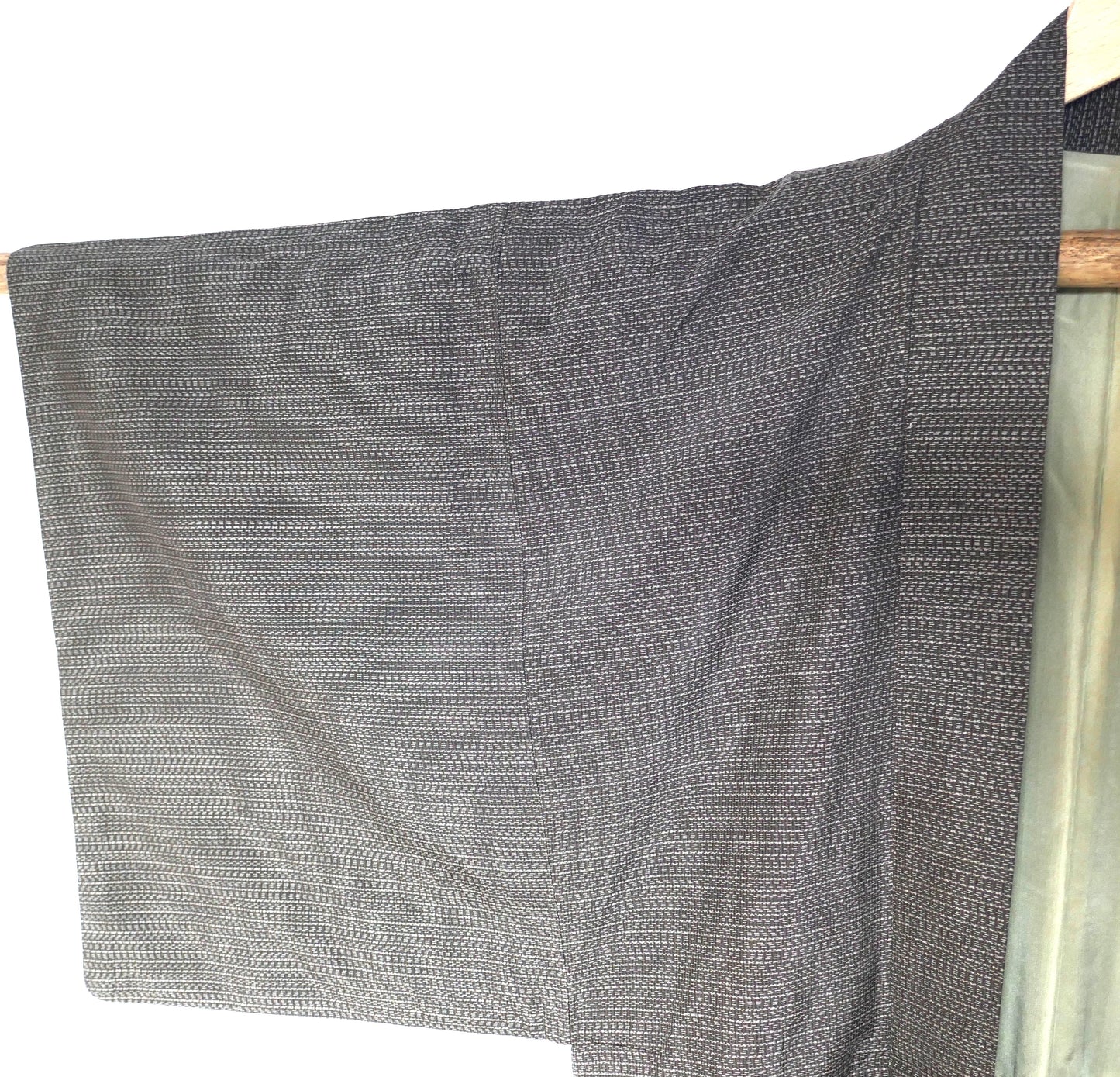 Zoom sur la manche droite d’un haori en laine fine – veste kimono japonaise ancienne