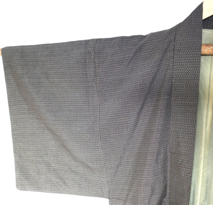 Zoom sur la manche droite d’un haori en laine fine – veste kimono japonaise ancienne