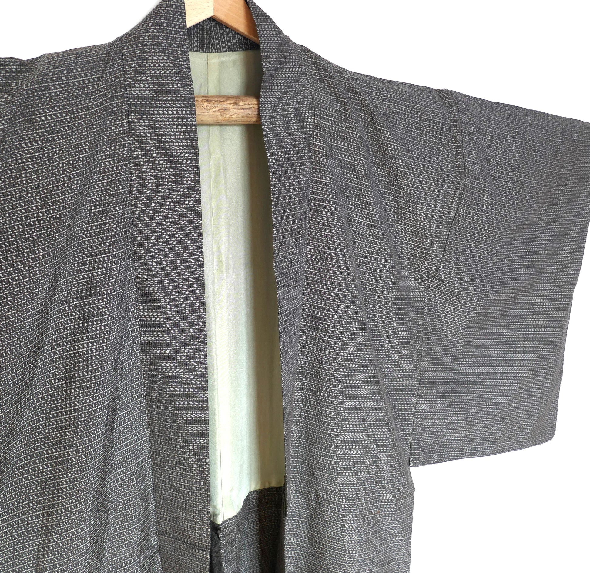 Manche gauche du haori homme en laine – motif discret sur fond brun