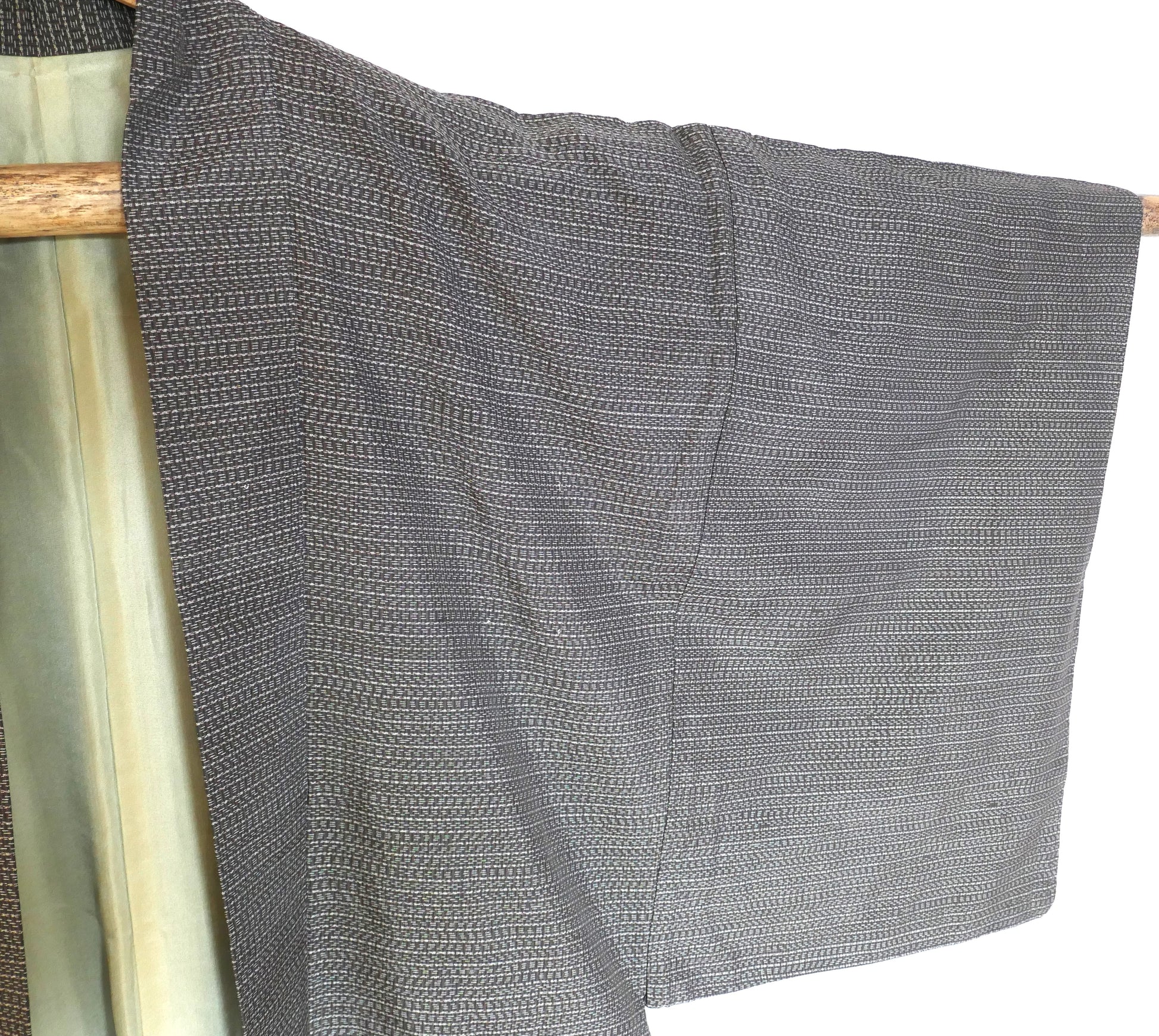 Zoom sur la manche gauche d’un haori en laine fine – veste kimono japonaise ancienne