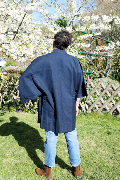 Vue de dos du haori bleu en laine homme porté, tombé fluide et volume ample sur les épaules.