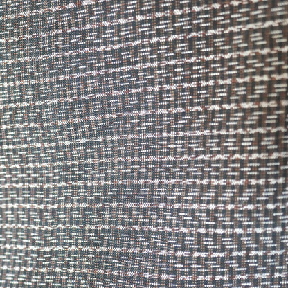 Détail du tissage en laine et soie d’un haori homme japonais – motif discret inspiré de yagasuri 矢絣 sur fond brun foncé.
