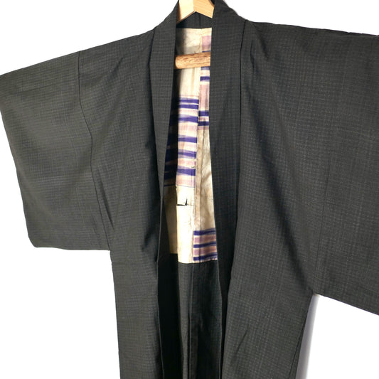 Vue en angle droit d’un haori vintage japonais pour homme – coupe ample et sobre.