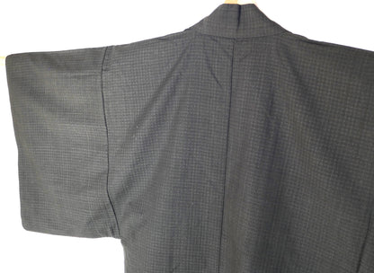 Détail du dos d’un haori japonais pour homme, tissage discret sur fond gris anthracite.