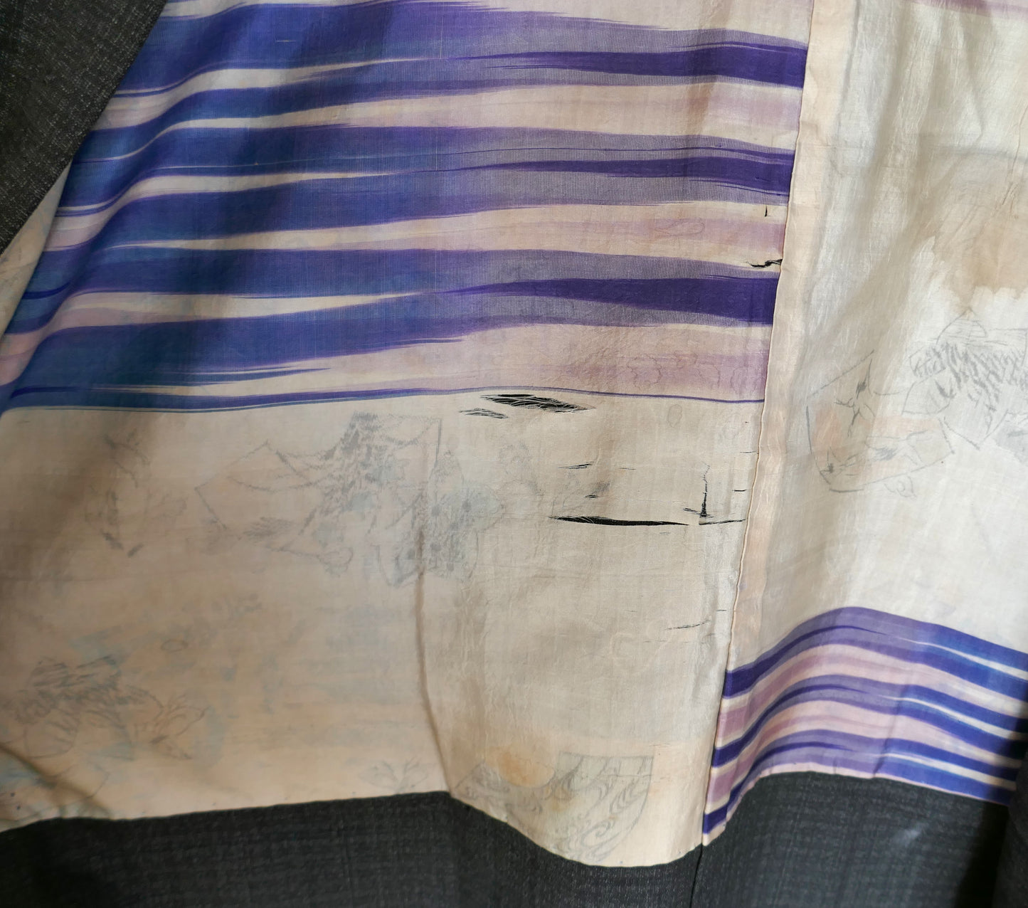 Zoom sur la doublure ancienne d’un haori japonais – traces d’usage visibles sur la soie.