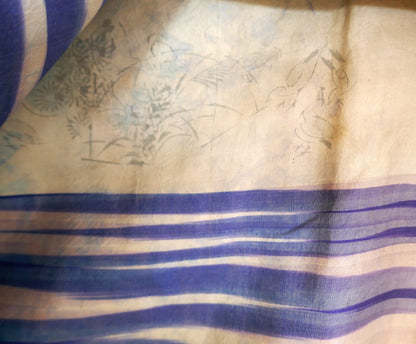 Détail de la doublure en soie d’un haori japonais homme – motif traditionnel dessiné à l’encre, scènes florales et rayures violettes.