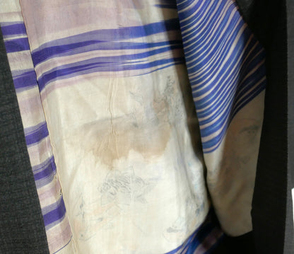 Détail de la doublure en soie d’un haori homme vintage – motifs imprimés et rayures décoratives.