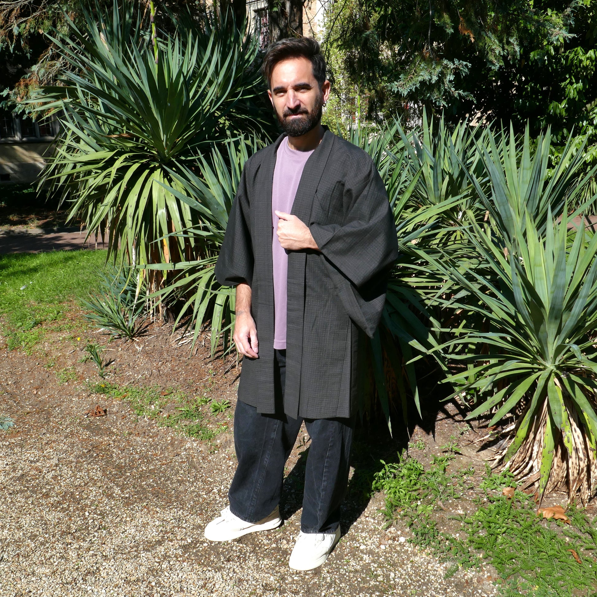 Toma en veste kimono traditionnelle haori vintage japonais en laine, motifs koshi mon, dans un jardin