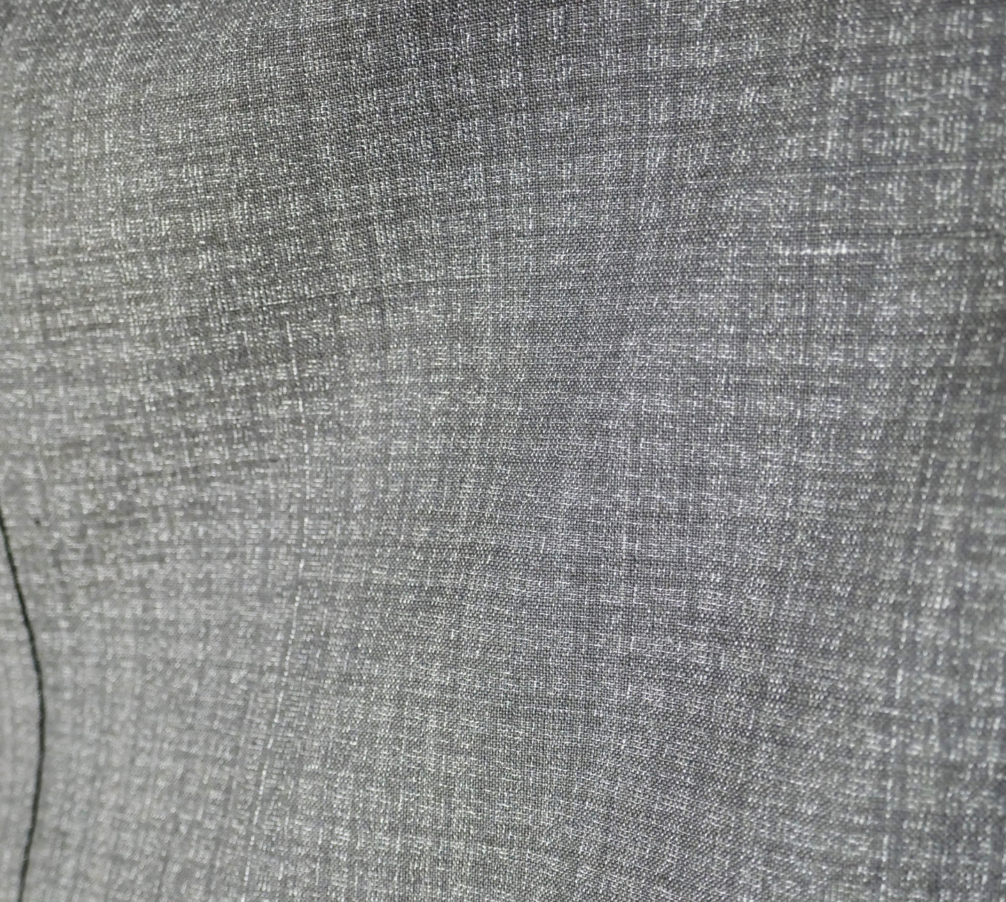 Zoom sur la texture du tissu de laine d’un haori japonais pour homme – finition haut de gamme.