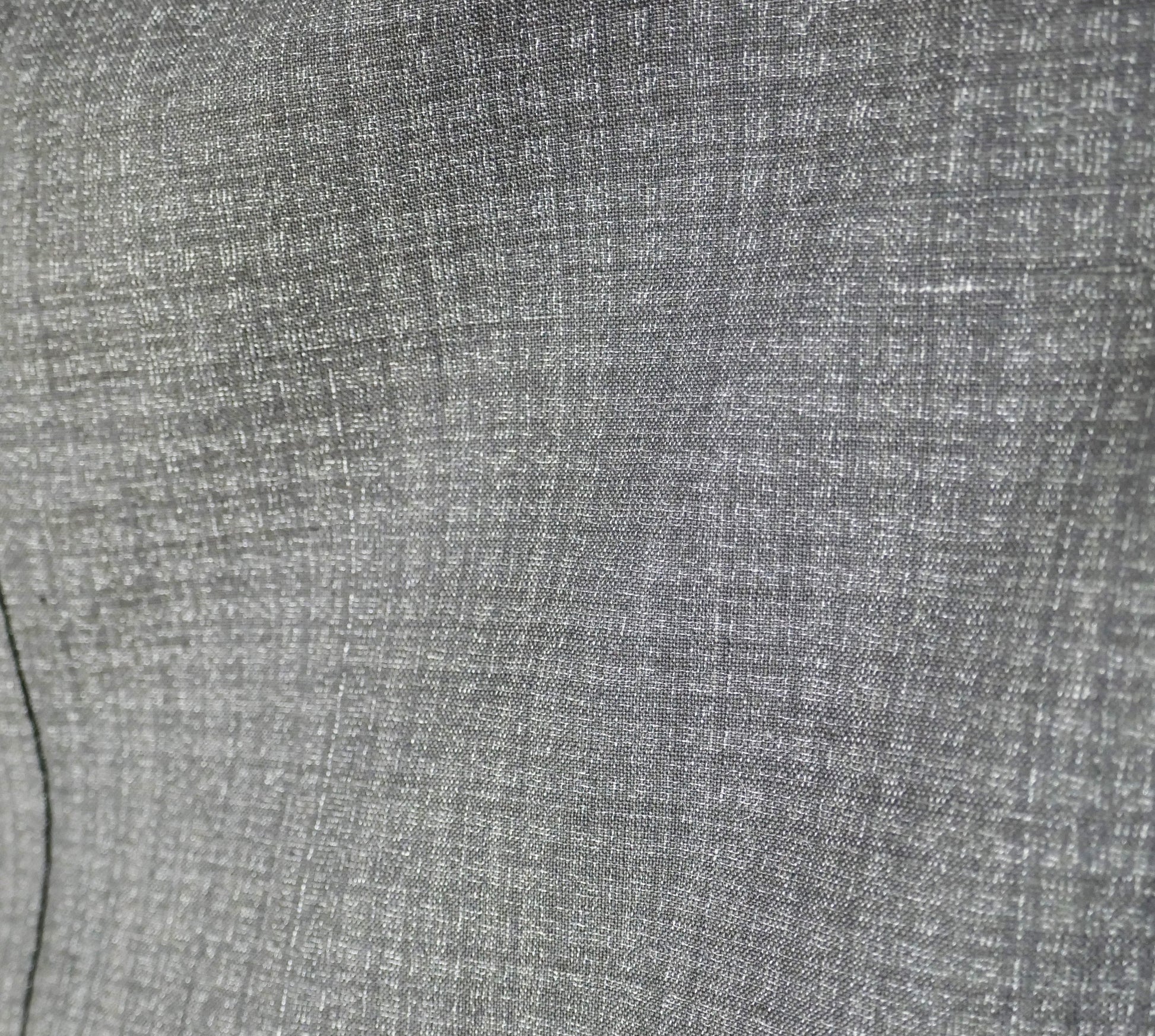 Zoom sur la texture du tissu de laine d’un haori japonais pour homme – finition haut de gamme.