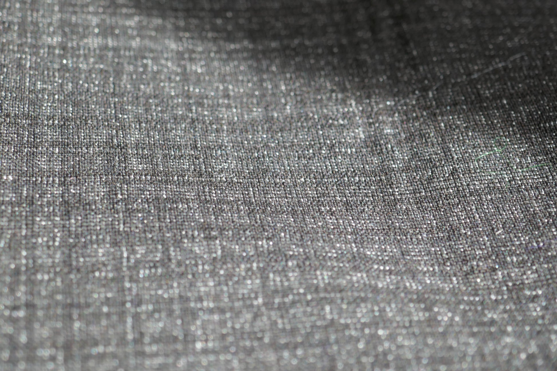 Gros plan sur le tissu de laine du haori homme vintage – tissage fin et lumineux.