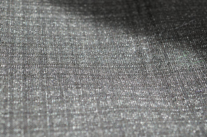Gros plan sur le tissu de laine du haori homme vintage – tissage fin et lumineux.