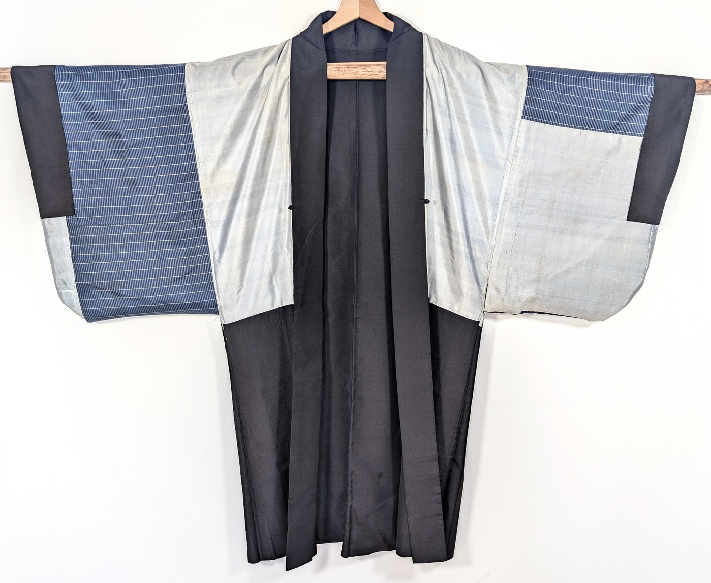 Haori homme long noir en soie habutae, vue intérieure complète avec doublure grise et manches larges japonaises