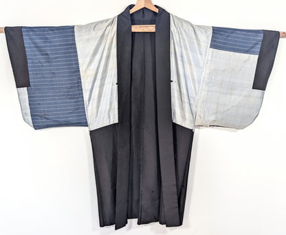 Haori homme long noir en soie habutae, vue intérieure complète avec doublure grise et manches larges japonaises