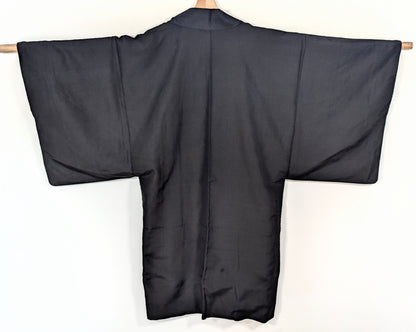 Vue de dos d’un haori long pour homme en soie noire, veste japonaise traditionnelle sobre et élégante