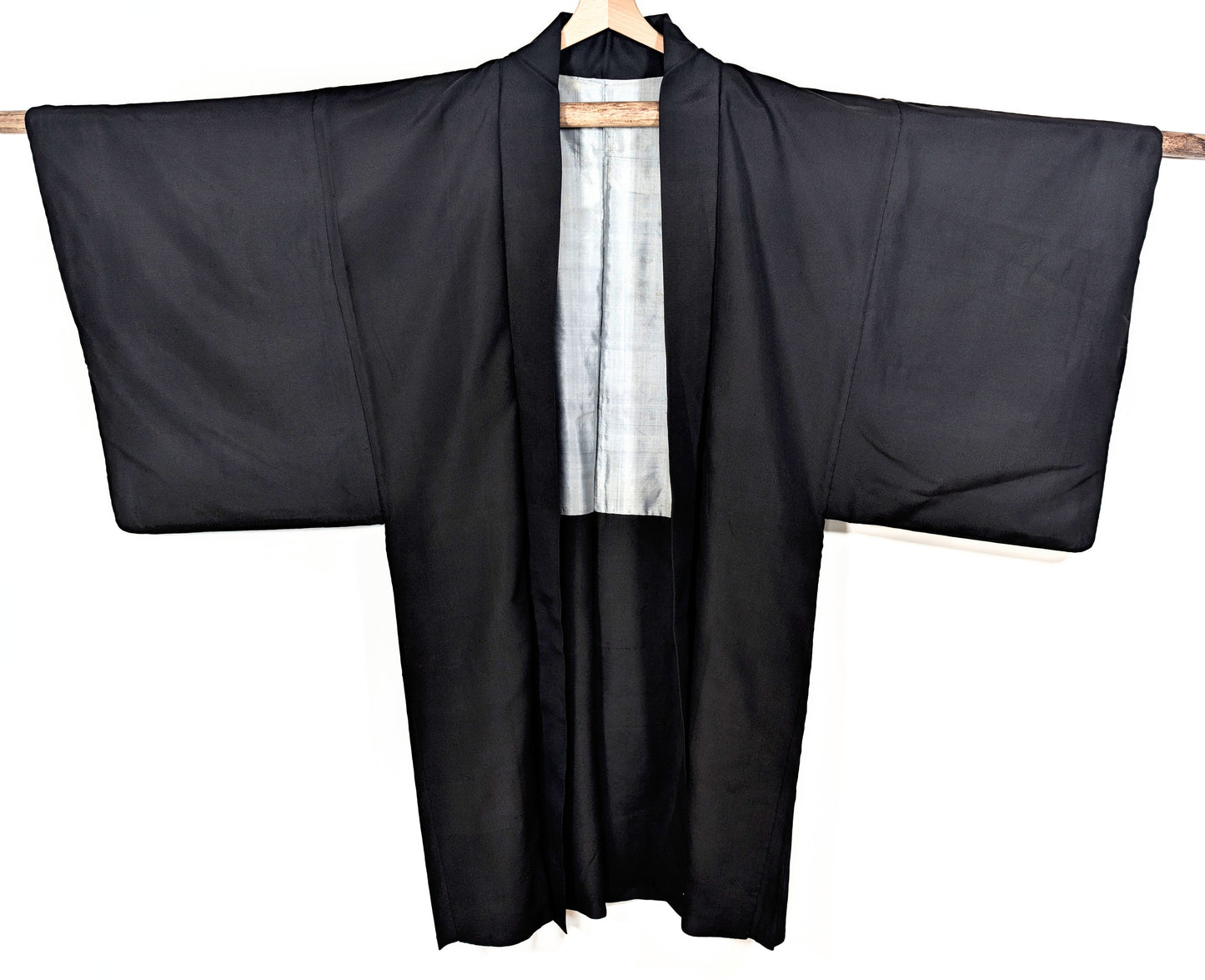 Haori homme noir en soie habutae légèrement brillante, veste kimono japonaise traditionnelle vue de face